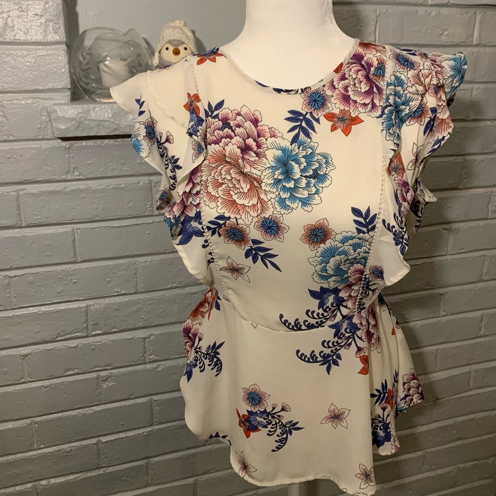 Peplum top cream with flowers. Size XL.